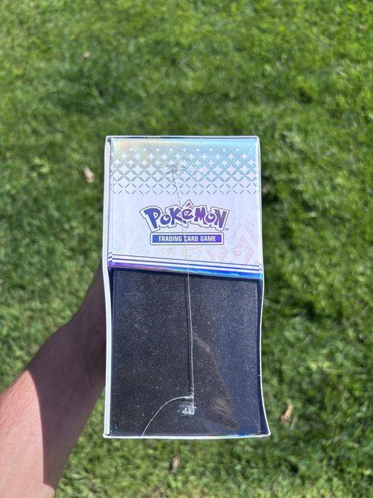 Pokémon Prismatic Evolutions ETB