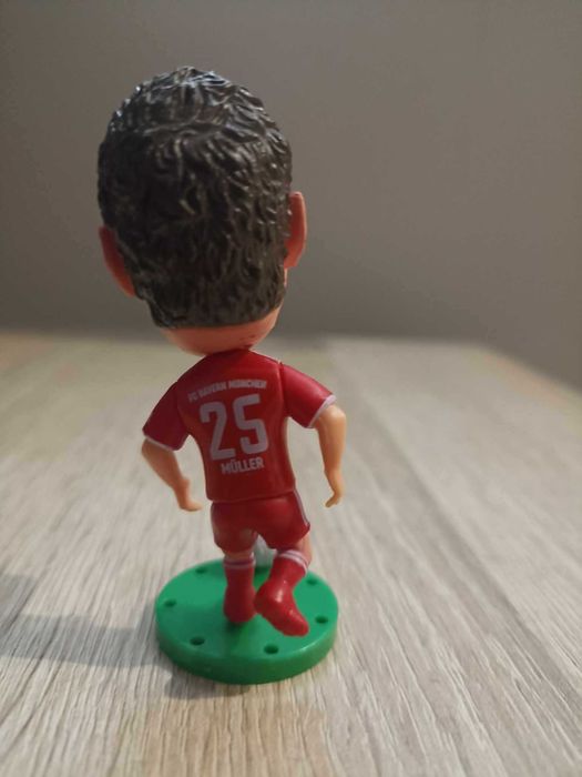 Figurka piłkarz Thomas Müller z piłeczką