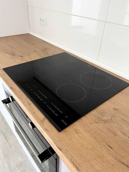 Продам простору квартиру-студію з панорамним виглядом по Коновальця