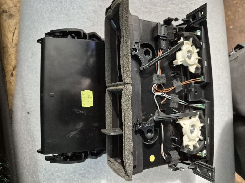 Kratki nawiewu schowek VW Touareg 7L