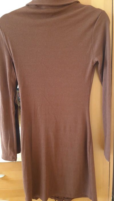 Brązowa sukienka midi, z długim rękawem - Stradivarius