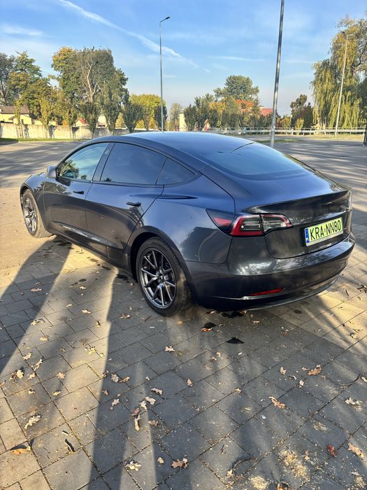 Tesla Model 3 na sprzedaż