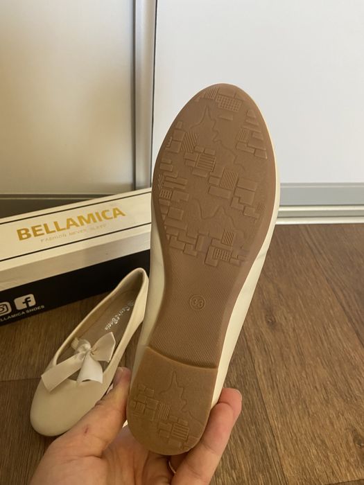 Нові туфлі для дівчинки