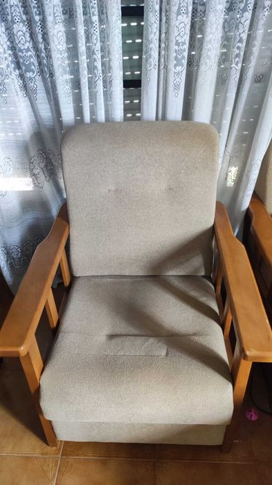 Sofá em tecido com suporte em madeira