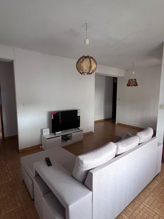 Quarto disponível em apartamento amplo e luminoso – rua calma