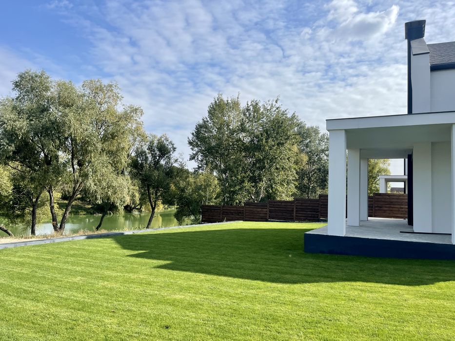 Будинок з терасою біля озера неподалік Бучанського парку