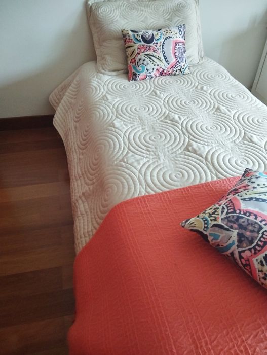 Cama de solteiro tecido branco e colchão