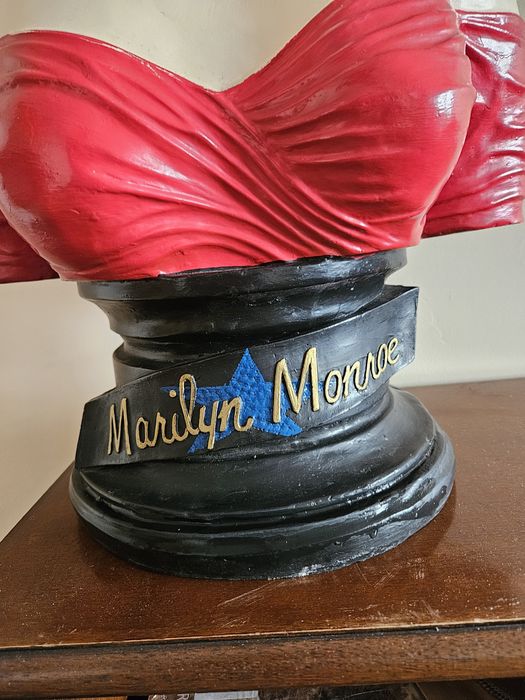 Popiersie Marilyn Monroe .