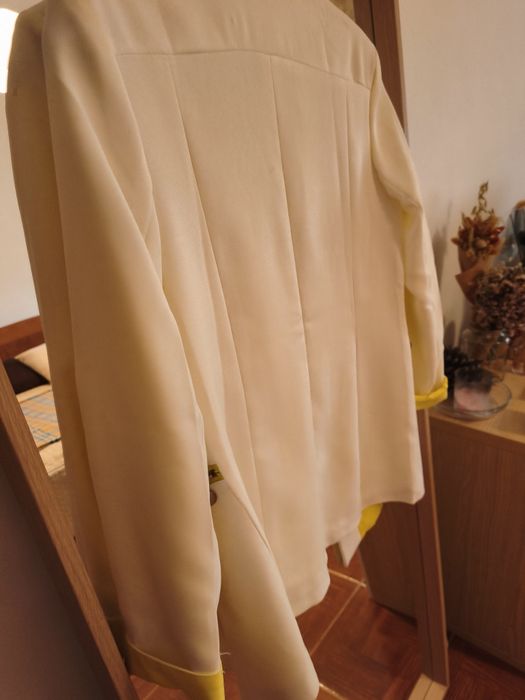 Blazer branco e amarelo
