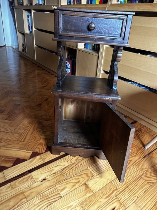 Mesa de cabeceira antiga