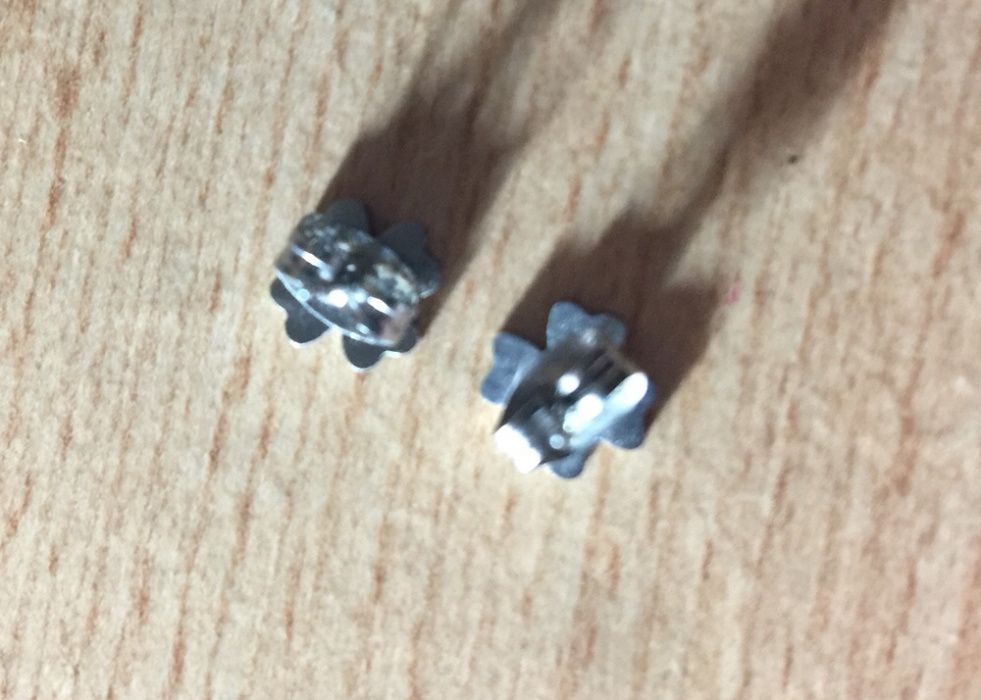 Brincos trevos em aço
