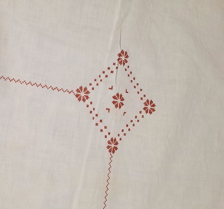 Віддам безкоштовно Вінтажна скатертина з ручною вишивкою