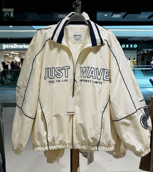 Вітрівка Bershka xs