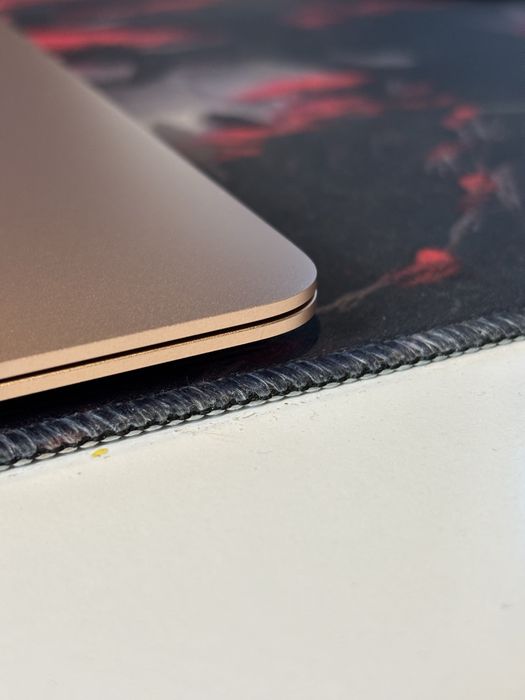 Продам Macbook Air 2019 року.