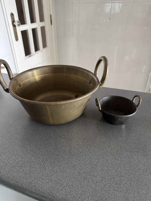 Tachos de cobre grande e pequeno