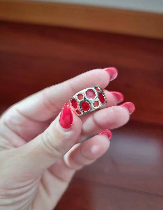 Anel prateado e vermelho