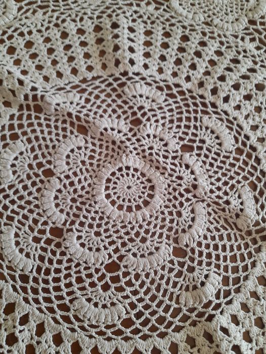 Toalha de mesa em crochet antiga. Em bom estado.(Cor Bege)