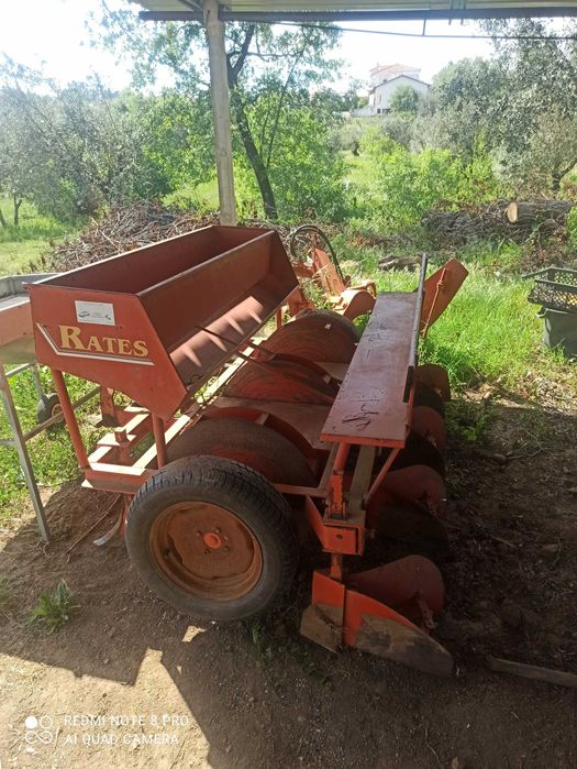 Enfardadeira lerda e várias Alfaias
