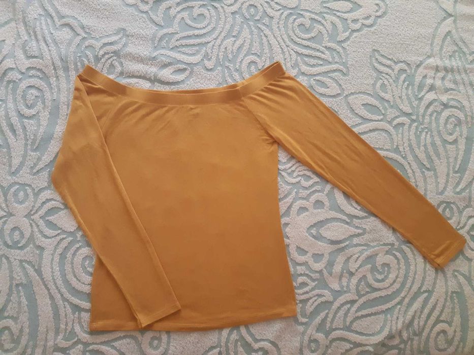 Блузка с открытими плечами