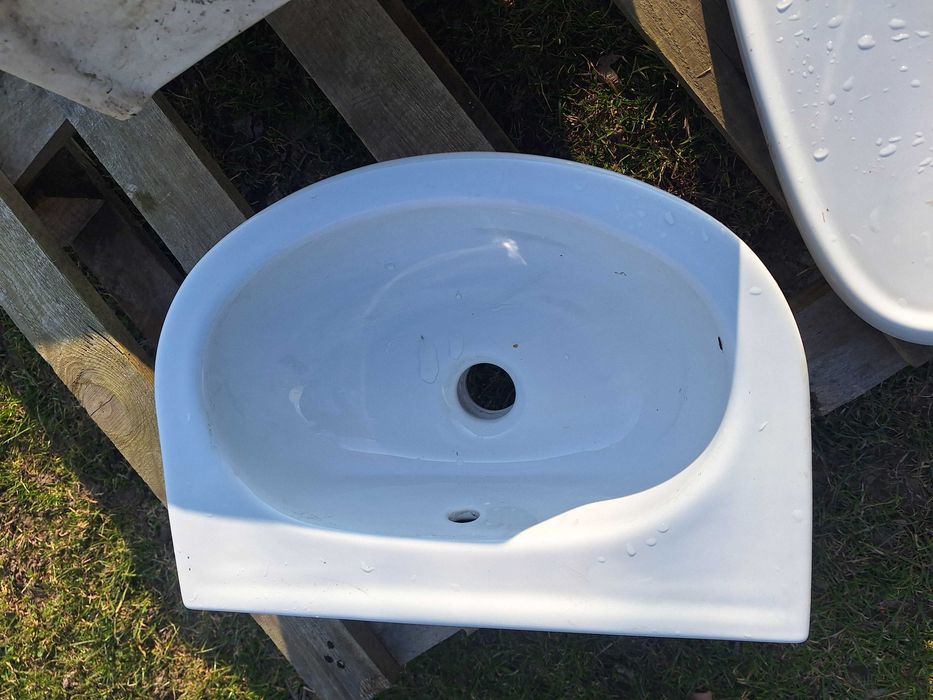 Nowe umywalki ceramiczne 40cm, 37cm (narożna).
