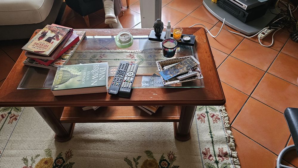Mesa de centro em madeira maciça com tampo em vidro