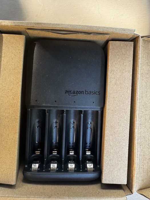 Зарядное устройство Amazon Basics AA/AAA 4 слота – интеллектуальная быстрая зарядка