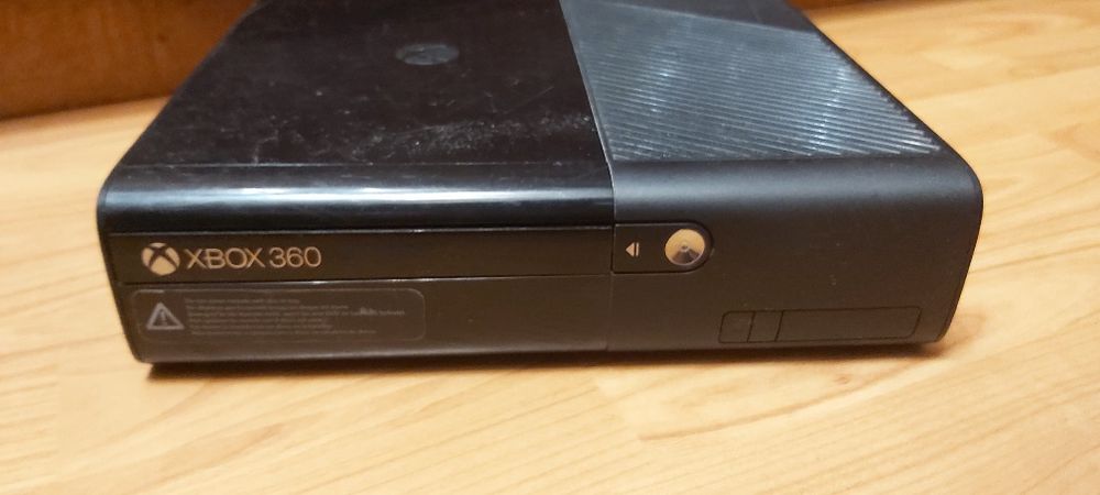 Xbox 360 E + 2 оригінальні геймпади + гра | Повний комплект