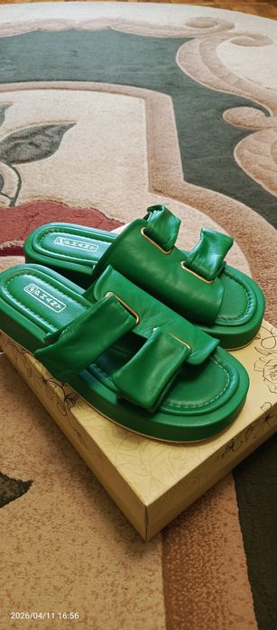 Шкіряні шльопанці 40 р.