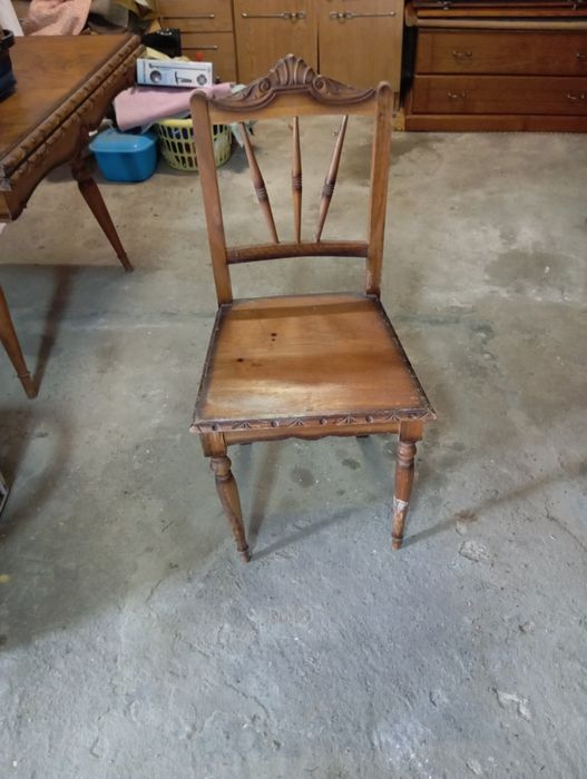 Mesa de madeira e cadeiras