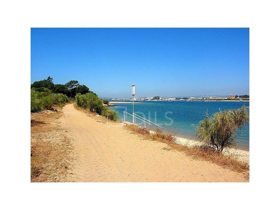 Loja inserida em novo empreendimento em Tavira