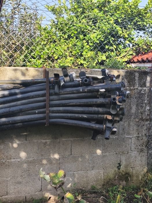 Tubos de rega agrícola e aspersores ( troca por roçadora a gasolina ) ou por máquina corta relva a gasolina.