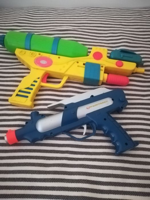 Pistolas de brincar, plástico.