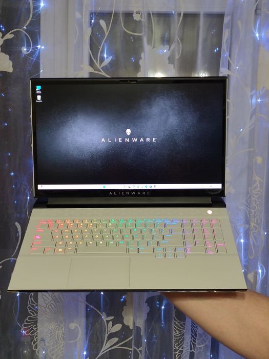 Alienware m17 r3 i7-10750h rtx2070 Super 16gb 1tb ssd