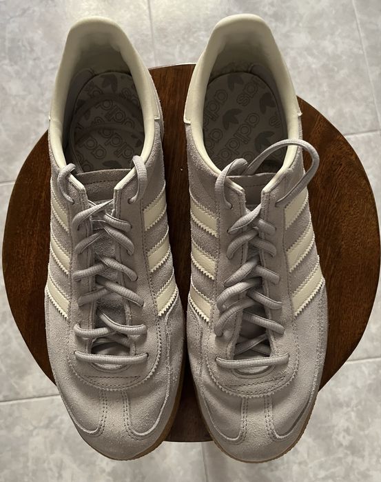 Tenis Adidas com detalhes brancos, raramente usados