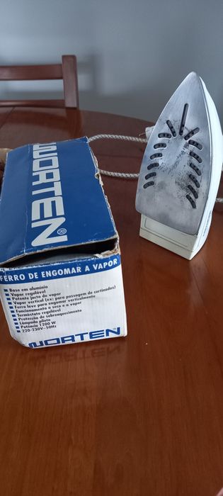 Ferro de engomar a vapor Worten