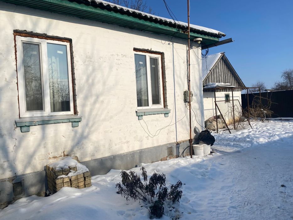 Продається пів будинку