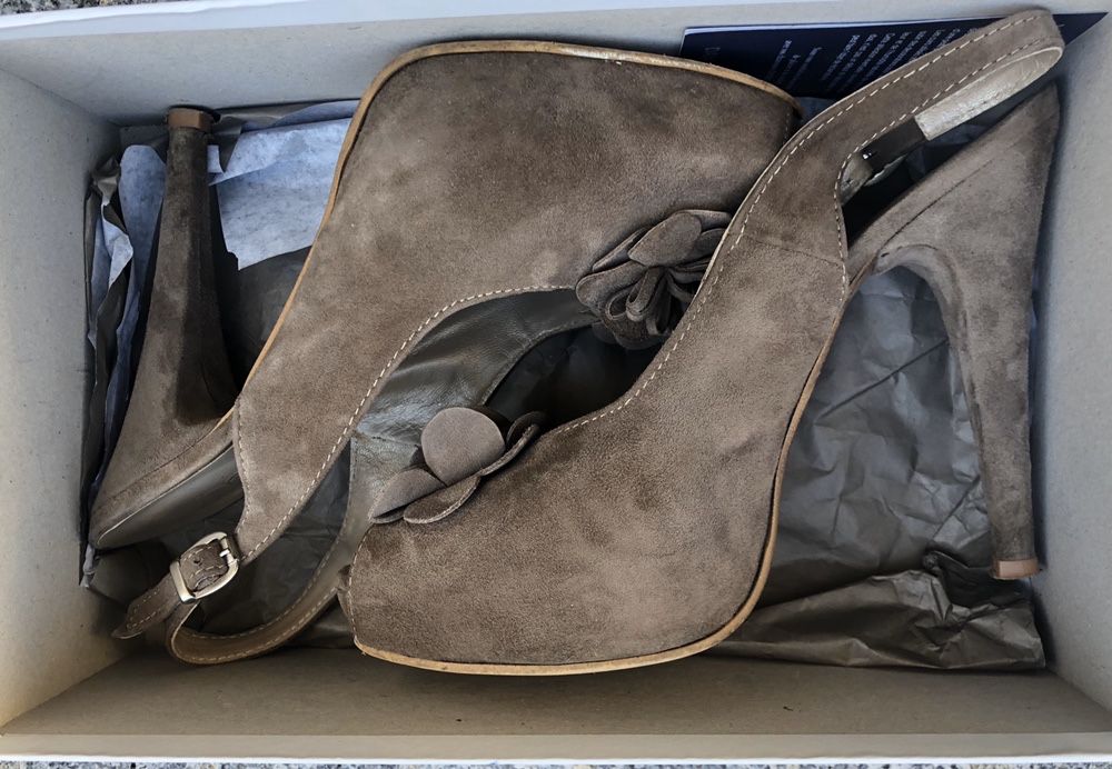 Sapatos salto alto em camurça