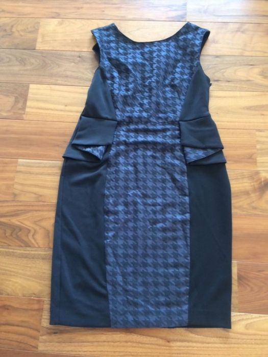 Sukienka z baskinką z modną wstawką.