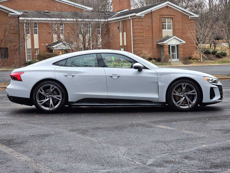 Audi e-tron      2023