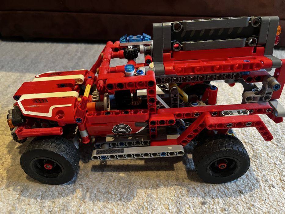 Lego technic pojazd szybkiego reagowania