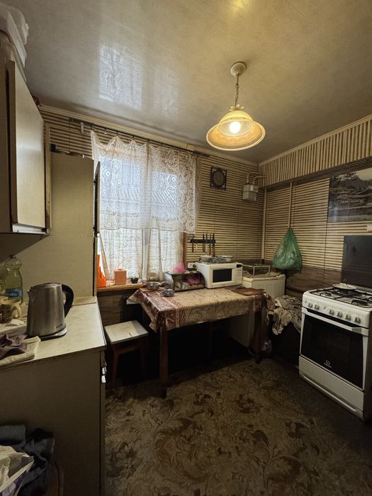 Ліжкомісце  в кімнаті будинку район 12 школи 2000