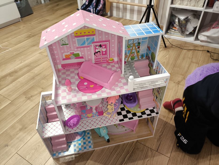 Domek dla lalek drewniany kolorowy wyposażenie