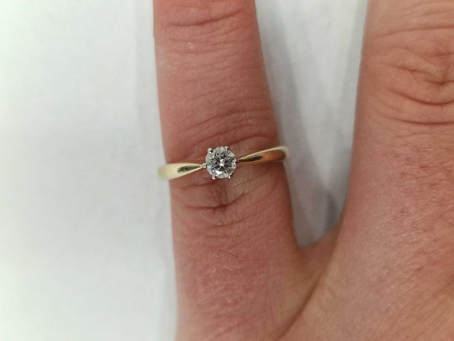 Złoty pierścionek/ 585/ 1.79 gram/ R10.5/ DIA 0.19 CT/ certyfikat