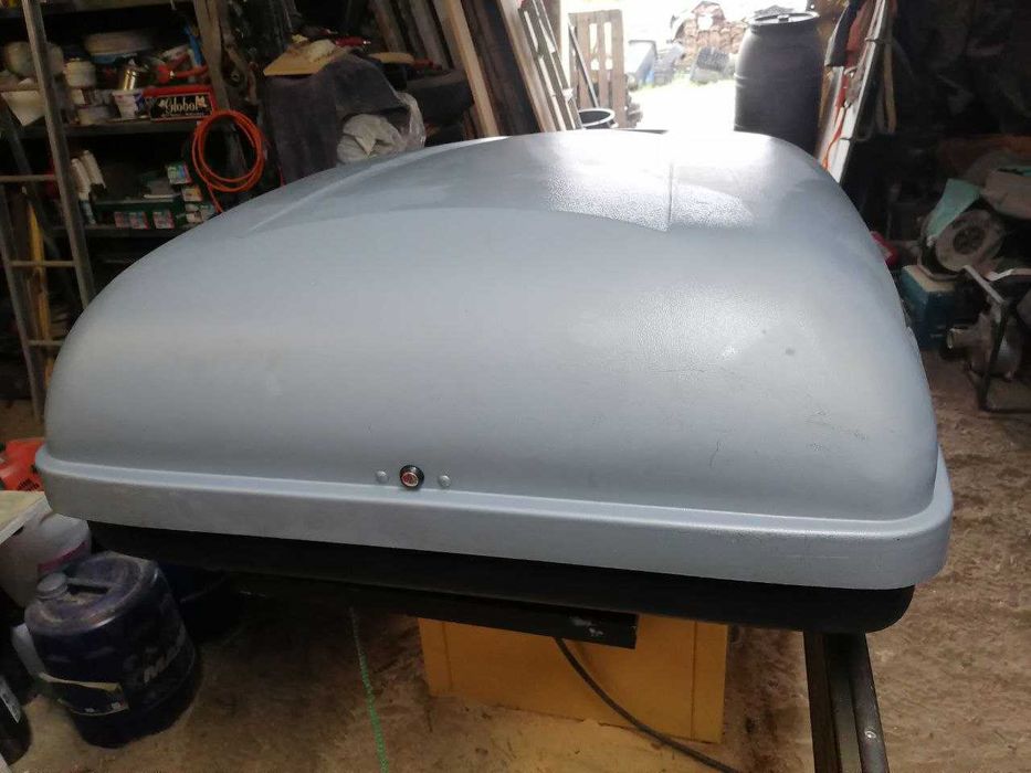 Caixa de tejadilho Thule Jetbag com grande capacidade de 300 litros.