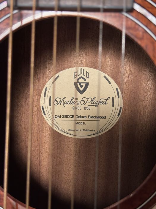 Guitarra eletroacústica GUILD OM-260CE Deluxe Blackwood