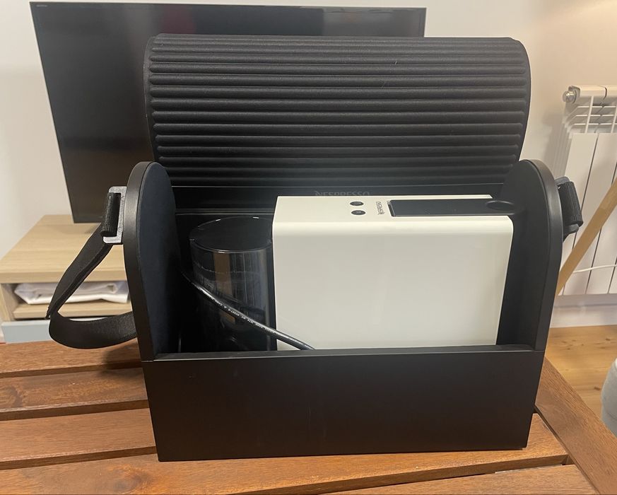 Máquina de café Nespresso com mala, Essenza Mini Nespressso C30