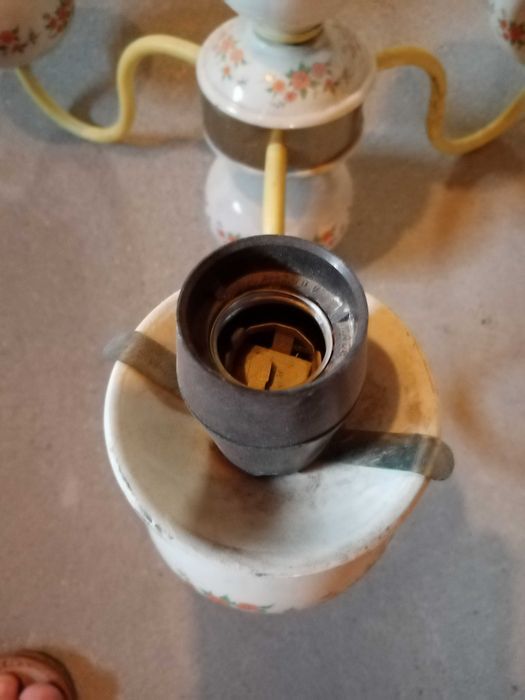 Stary żyrandol z elementami porcelanowymi