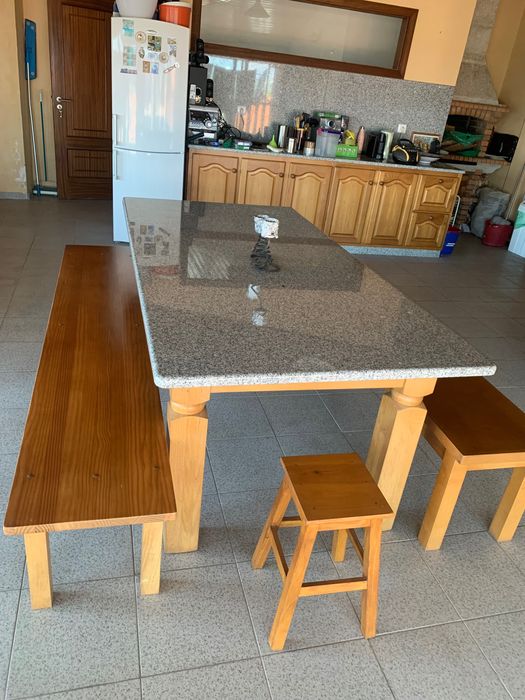 Mesa em granito com bancos em madeira