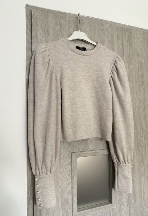 Bershka beżowy sweterek z bufiastymi rękawami z perełkami S
