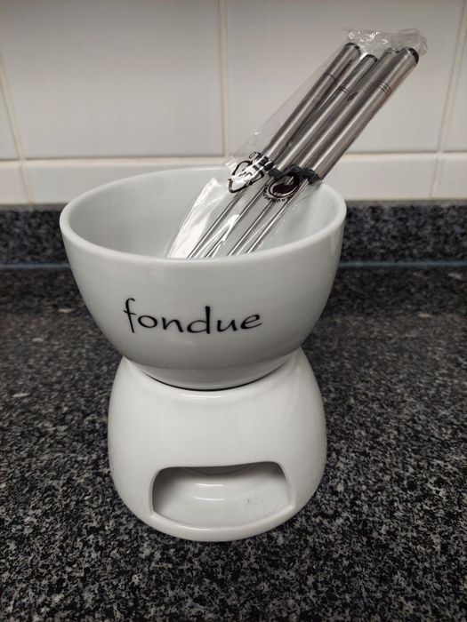 Fondue com duas peças e 4 garfos